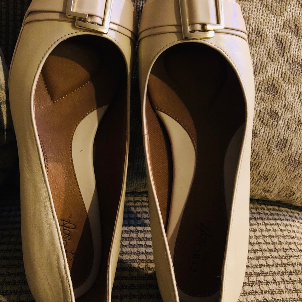 Leather Tan Eürosoft comfortable medium heels.